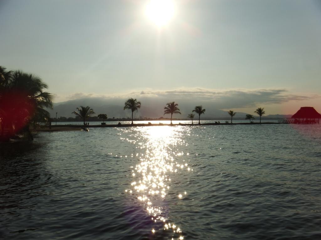 Amatique Bay Hotel Puerto Barrios Eksteriør billede