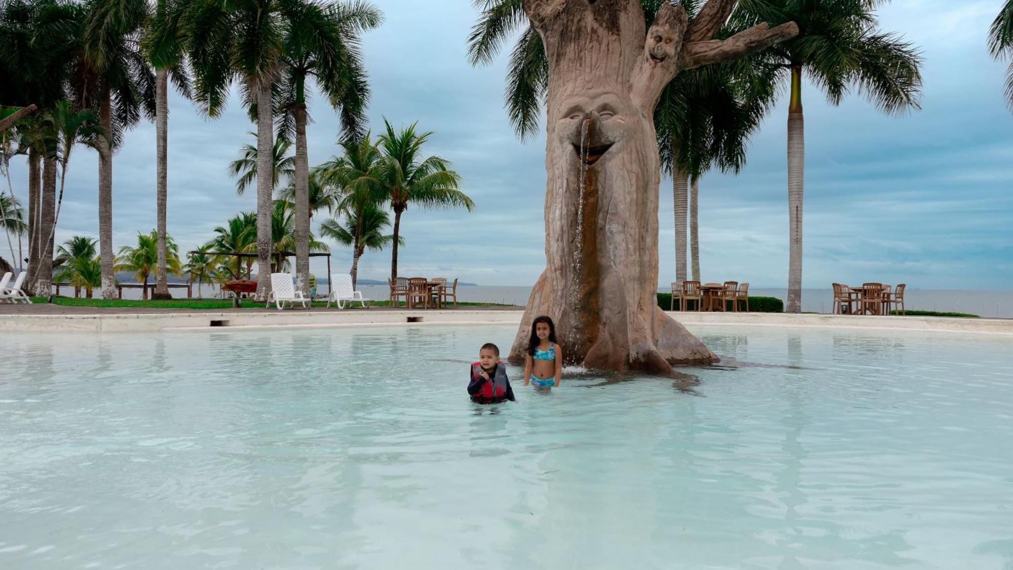 Amatique Bay Hotel Puerto Barrios Eksteriør billede